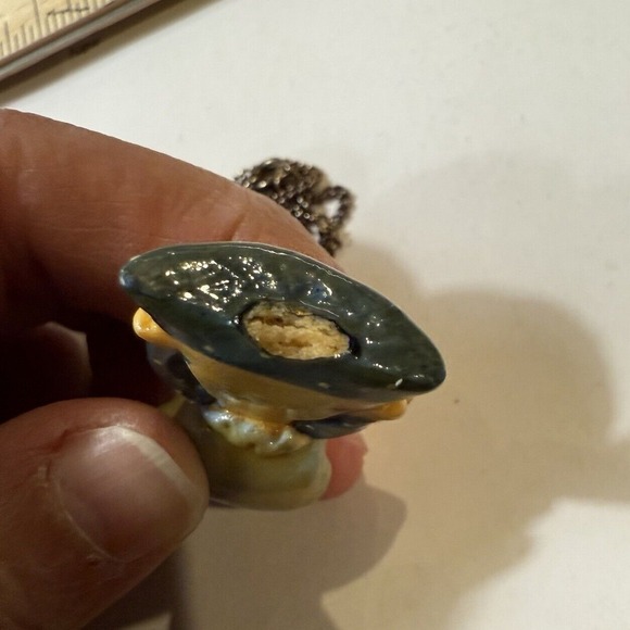 Vtg Prairie Girl Pendant In Blue Bonnet & Blue & White Dress On A Necklace Chain - Picture 13 of 14